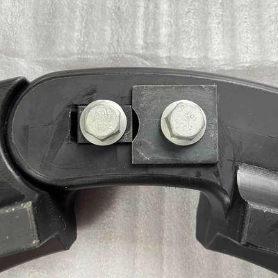 قطعات لاستیک در حال حرکت است داخل کردن ابزار اضطراری چرخ خودرو در حال حرکت دستگاه ایمنی