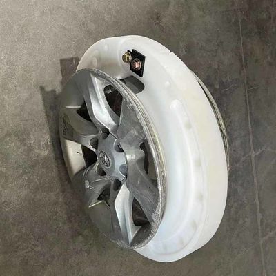 قطعات لاستیک در حال حرکت است داخل کردن ابزار اضطراری چرخ خودرو در حال حرکت دستگاه ایمنی